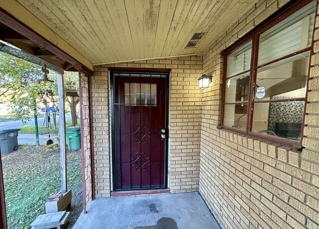 1-bedroom rental at 1202 Vanderbilt in San Antonio, TX — photo 2