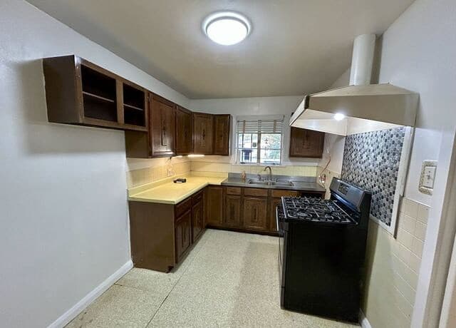 1-bedroom rental at 1202 Vanderbilt in San Antonio, TX — photo 5