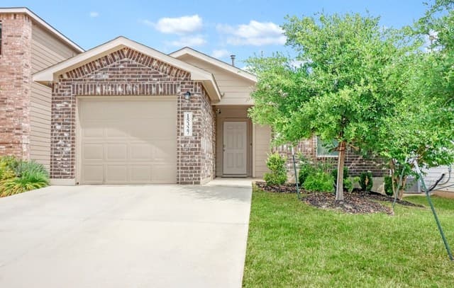 3-bedroom rental at 15327 Shortwing in San Antonio, TX — photo 2