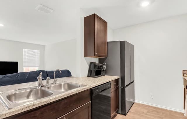 3-bedroom rental at 15327 Shortwing in San Antonio, TX — photo 5