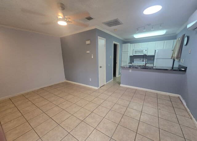 1-bedroom rental at 4107 Medical Unit 7107 in San Antonio, TX — photo 3