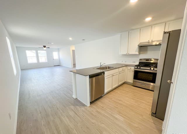 4-bedroom rental at 9811 Sanborn Grist in San Antonio, TX — photo 2