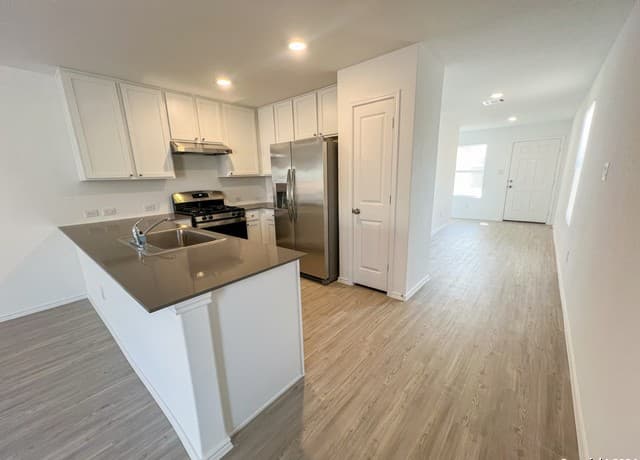 4-bedroom rental at 9811 Sanborn Grist in San Antonio, TX — photo 3