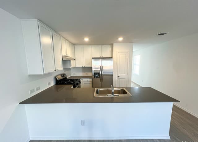 4-bedroom rental at 9811 Sanborn Grist in San Antonio, TX — photo 4