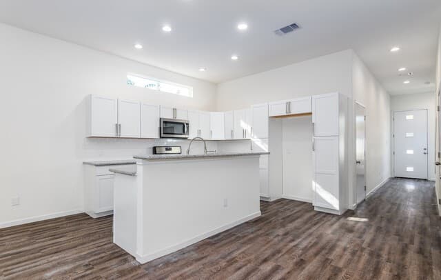 3-bedroom rental at 1618 Dakota Unit 102 in San Antonio, TX — photo 3