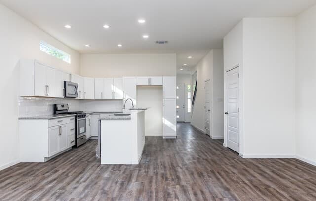 3-bedroom rental at 1618 Dakota Unit 102 in San Antonio, TX — photo 4