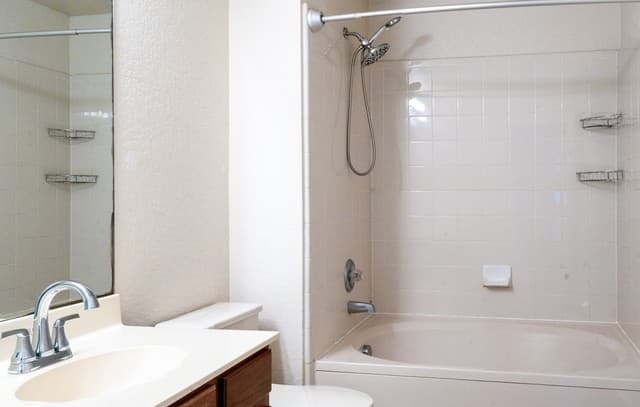 3-bedroom rental at 7431 Cedar Farm in San Antonio, TX — photo 5