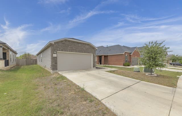 3-bedroom rental at 6422 Hibiscus Falls in San Antonio, TX — photo 2