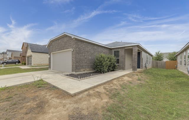 3-bedroom rental at 6422 Hibiscus Falls in San Antonio, TX — photo 3