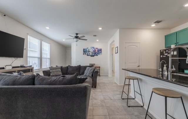 3-bedroom rental at 6422 Hibiscus Falls in San Antonio, TX — photo 4