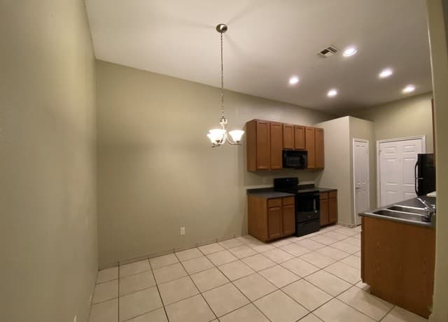 2-bedroom rental at 1411 Martin Unit A in Pleasanton, TX — photo 2