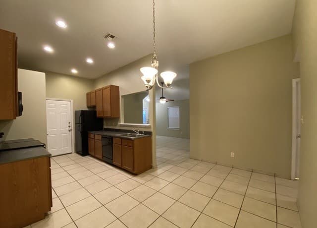 2-bedroom rental at 1411 Martin Unit A in Pleasanton, TX — photo 3