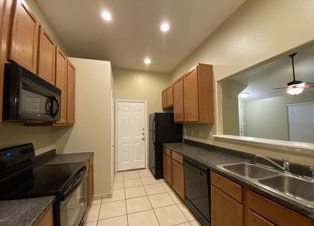 2-bedroom rental at 1411 Martin Unit A in Pleasanton, TX — photo 4