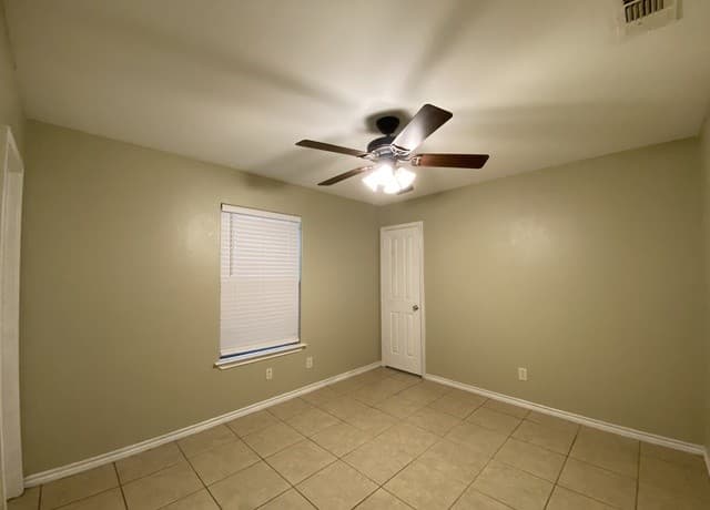 2-bedroom rental at 1411 Martin Unit A in Pleasanton, TX — photo 5