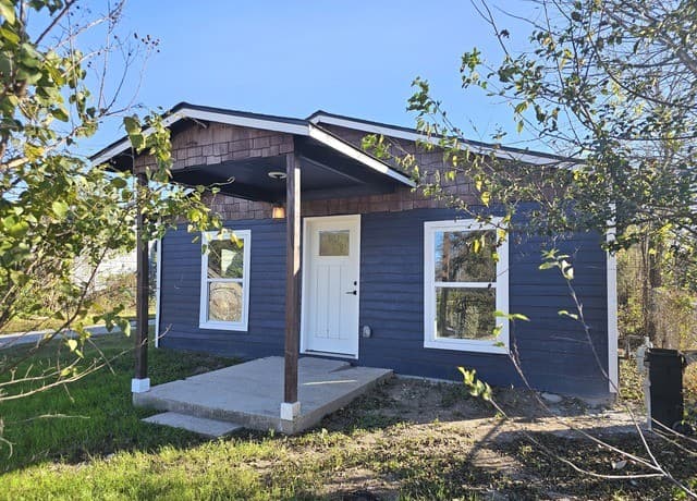 3-bedroom rental at 1360 Essex St in San Antonio, TX — photo 2