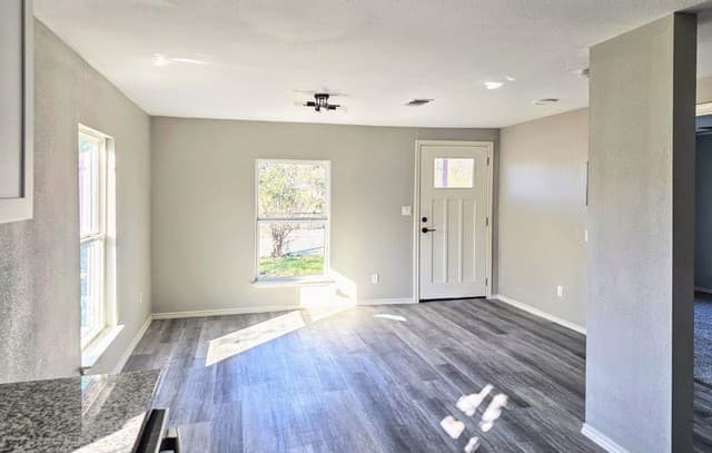 3-bedroom rental at 1360 Essex St in San Antonio, TX — photo 3