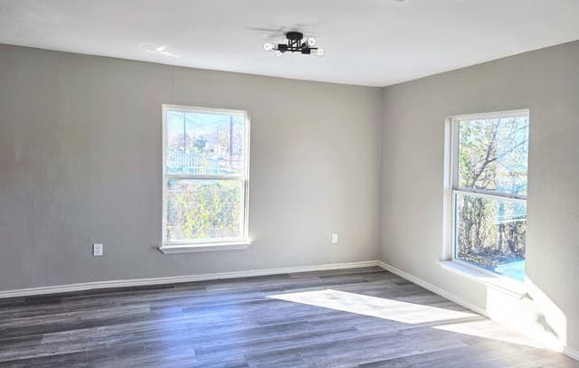 3-bedroom rental at 1360 Essex St in San Antonio, TX — photo 4