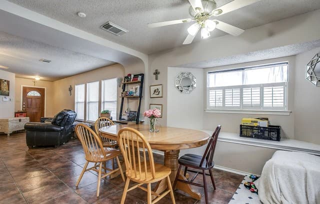 3-bedroom rental at 12515 Persimmon Fall in San Antonio, TX — photo 5