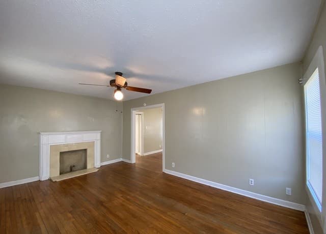 2-bedroom rental at 321 Duck St in Pleasanton, TX — photo 2