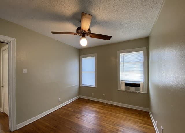 2-bedroom rental at 321 Duck St in Pleasanton, TX — photo 3