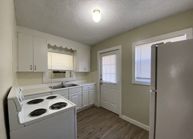 2-bedroom rental at 321 Duck St in Pleasanton, TX — photo 4