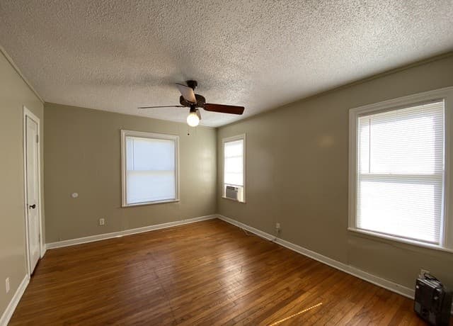 2-bedroom rental at 321 Duck St in Pleasanton, TX — photo 5