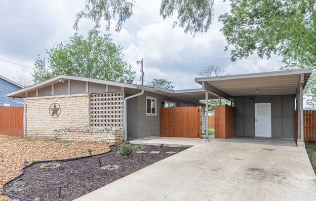 2-bedroom rental at 134 Lake Valley St in San Antonio, TX — photo 2