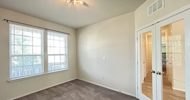 4-bedroom rental at 14003 Knob Crk in San Antonio, TX — photo 4