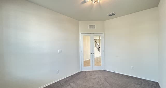 4-bedroom rental at 14003 Knob Crk in San Antonio, TX — photo 5
