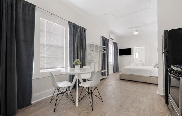 1-bedroom rental at 302 E Cevallos Unit 2 in San Antonio, TX — photo 2