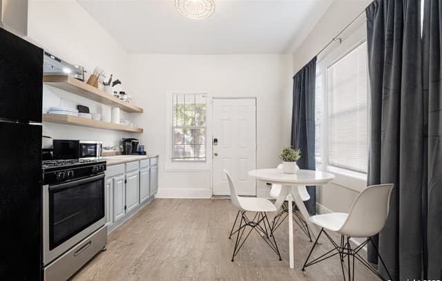 1-bedroom rental at 302 E Cevallos Unit 2 in San Antonio, TX — photo 3