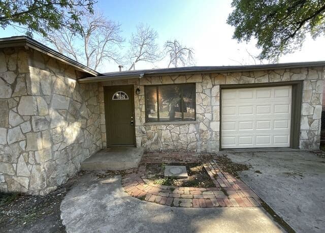 3-bedroom rental at 1124 Vanderbilt in San Antonio, TX — photo 3