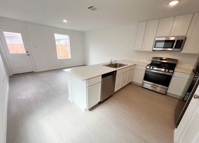 3-bedroom rental at 3008 Carnelian Trail in San Antonio, TX — photo 4