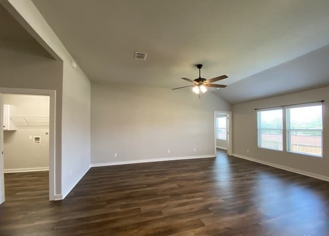 3-bedroom rental at 6015 Akin Stroll in San Antonio, TX — photo 4