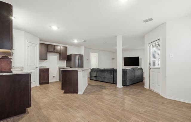 4-bedroom rental at 15426 Shortwing in San Antonio, TX — photo 4