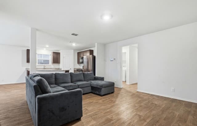 4-bedroom rental at 15426 Shortwing in San Antonio, TX — photo 5