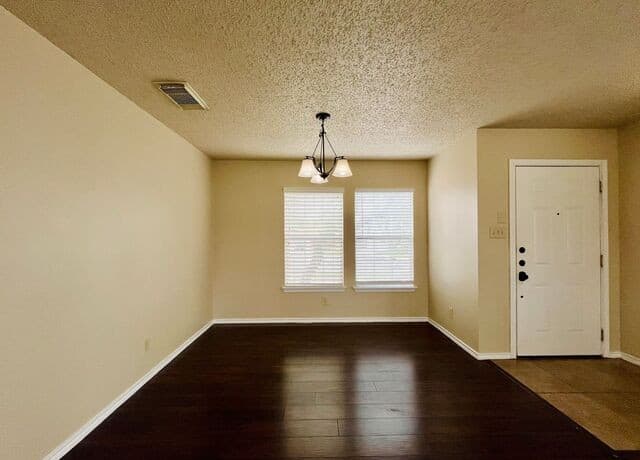 3-bedroom rental at 6106 Secret Shores in San Antonio, TX — photo 3