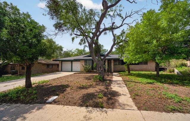 3-bedroom rental at 3743 Newrock Dr in San Antonio, TX — photo 3