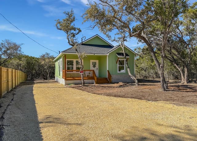 2-bedroom rental at 656 Skyline Dr in Bandera, TX — photo 2