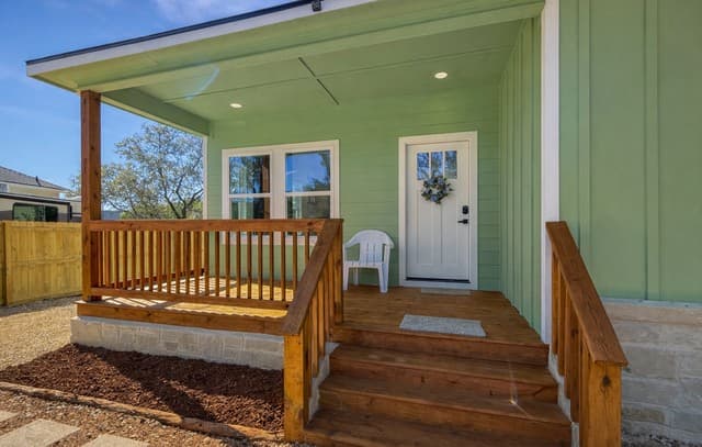 2-bedroom rental at 656 Skyline Dr in Bandera, TX — photo 3