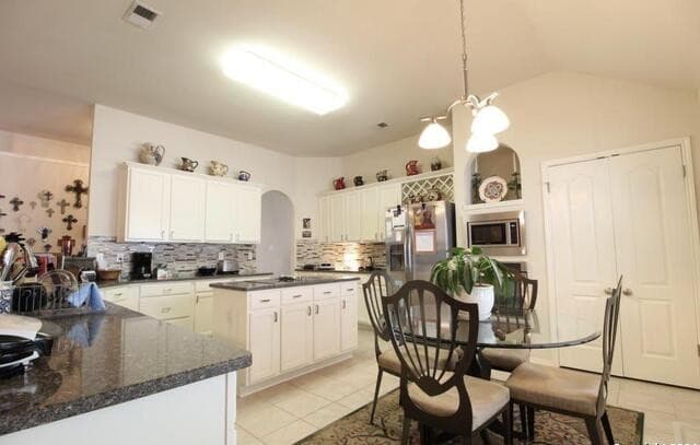 4-bedroom rental at 8 Dallari Ct in San Antonio, TX — photo 5