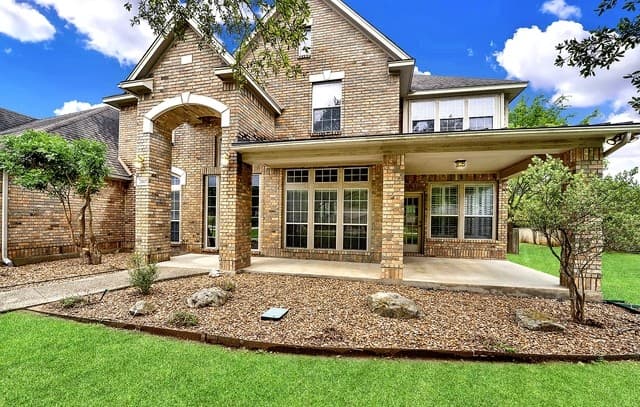 5-bedroom rental at 21107 Paradise Pass in Garden Ridge, TX — photo 2
