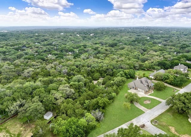 5-bedroom rental at 21107 Paradise Pass in Garden Ridge, TX — photo 3