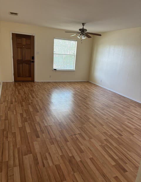 3-bedroom rental at 10730 Shaenmeadow in San Antonio, TX — photo 4
