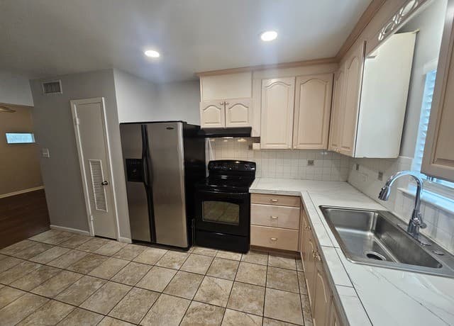 2-bedroom rental at 235 Sunnyland Unit 237 in San Antonio, TX — photo 3