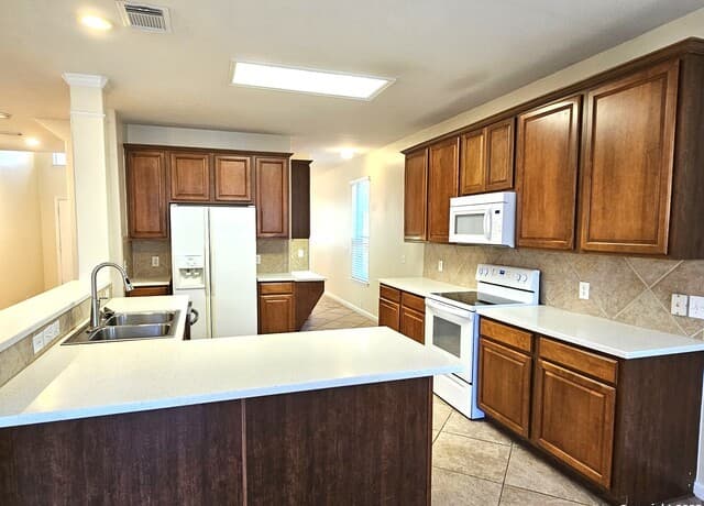 4-bedroom rental at 1507 Lookout Pt in San Antonio, TX — photo 2
