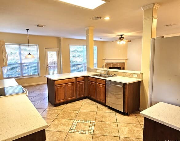 4-bedroom rental at 1507 Lookout Pt in San Antonio, TX — photo 3