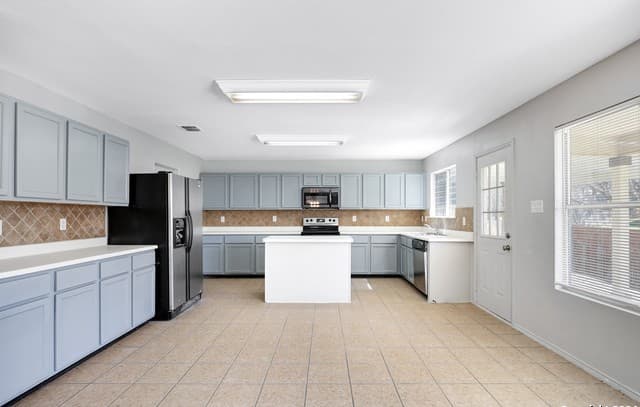 4-bedroom rental at 6238 Amherst Bay in San Antonio, TX — photo 3