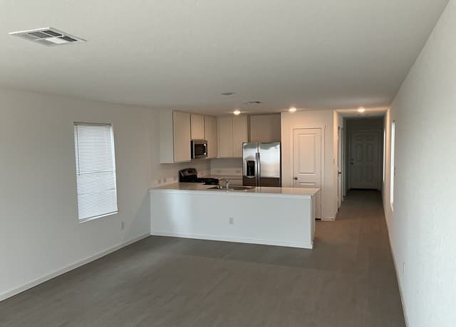 4-bedroom rental at 11810 Spiderwort Ridge in Converse, TX — photo 4