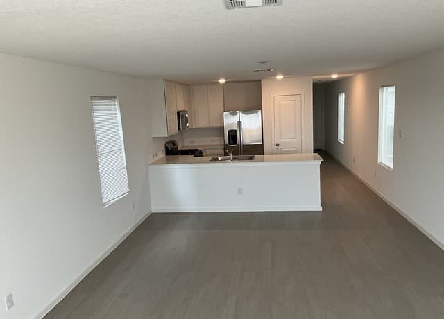 4-bedroom rental at 11810 Spiderwort Ridge in Converse, TX — photo 5